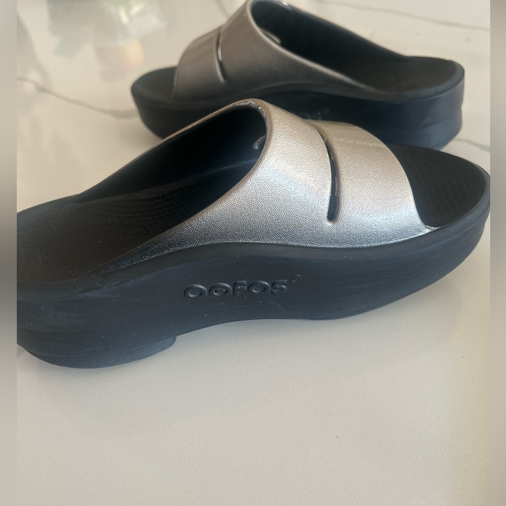 OOFOS OOahh Luxe Slides- Latte Metallic- Slip on Recovery Slides- Women’s 5 - Picture 2 of 6
